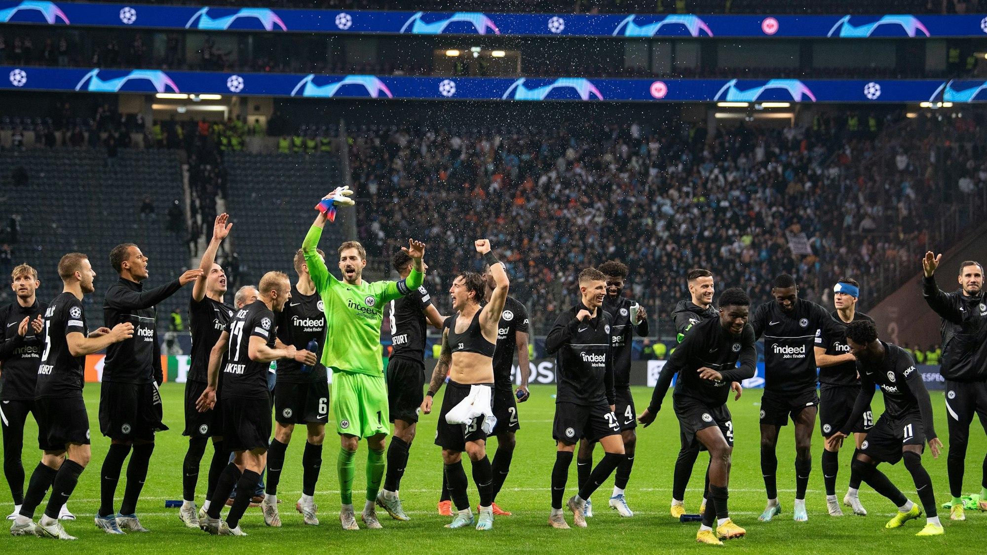 Frankfurts Spieler um Torhüter Kevin Trapp (Siebter von links) jubeln nach dem Sieg.