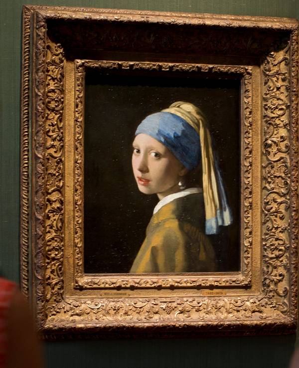 Besucher fotografieren das Gemälde „Das Mädchen mit dem Perlenohrgehänge“ des niederländischen Malers Johannes Vermeers im Mauritshuis in Den Haag.