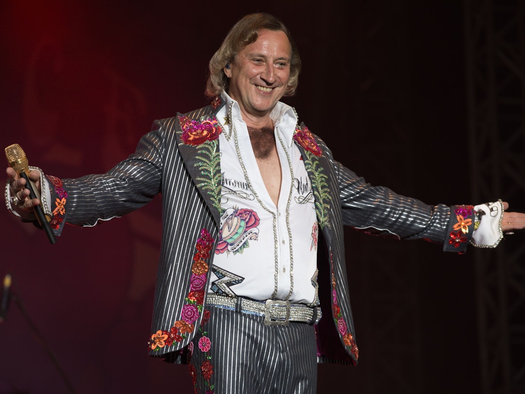 Dieter Thomas Kuhn steht auf der Bühne.