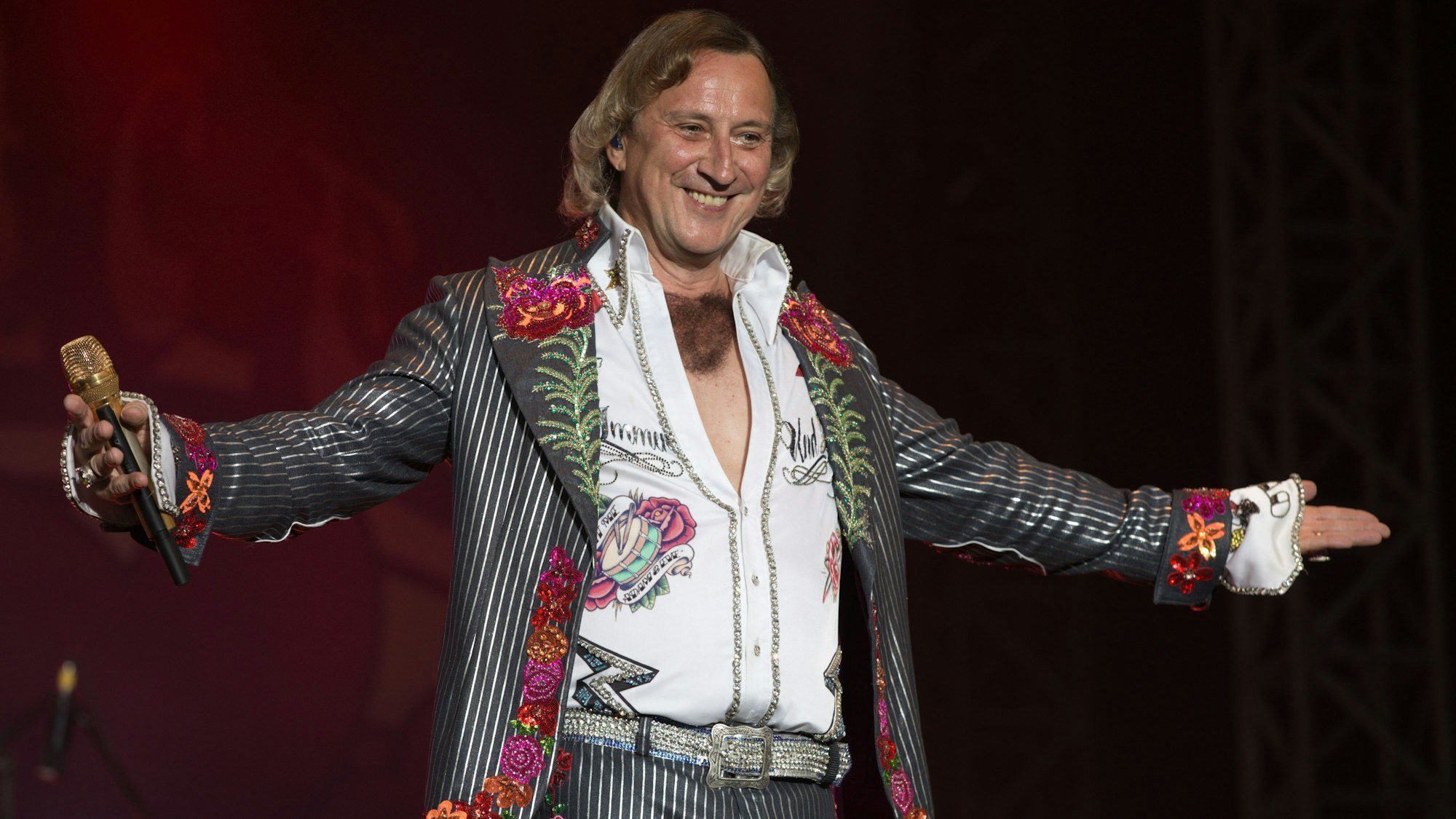 Dieter Thomas Kuhn steht auf der Bühne.