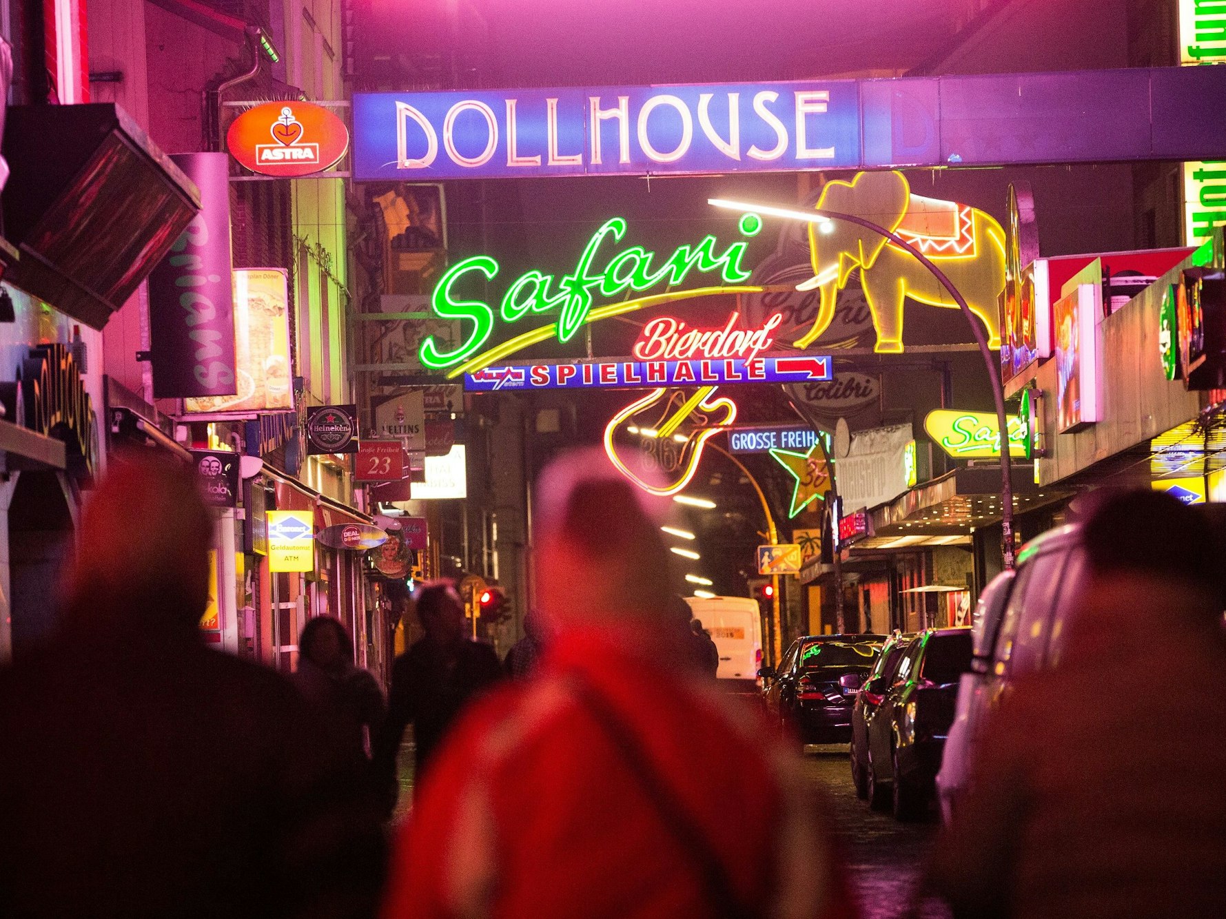 Besucher sind am 6. Januar 2016 in Hamburg auf der Großen Freiheit neben der Reeperbahn unterwegs.