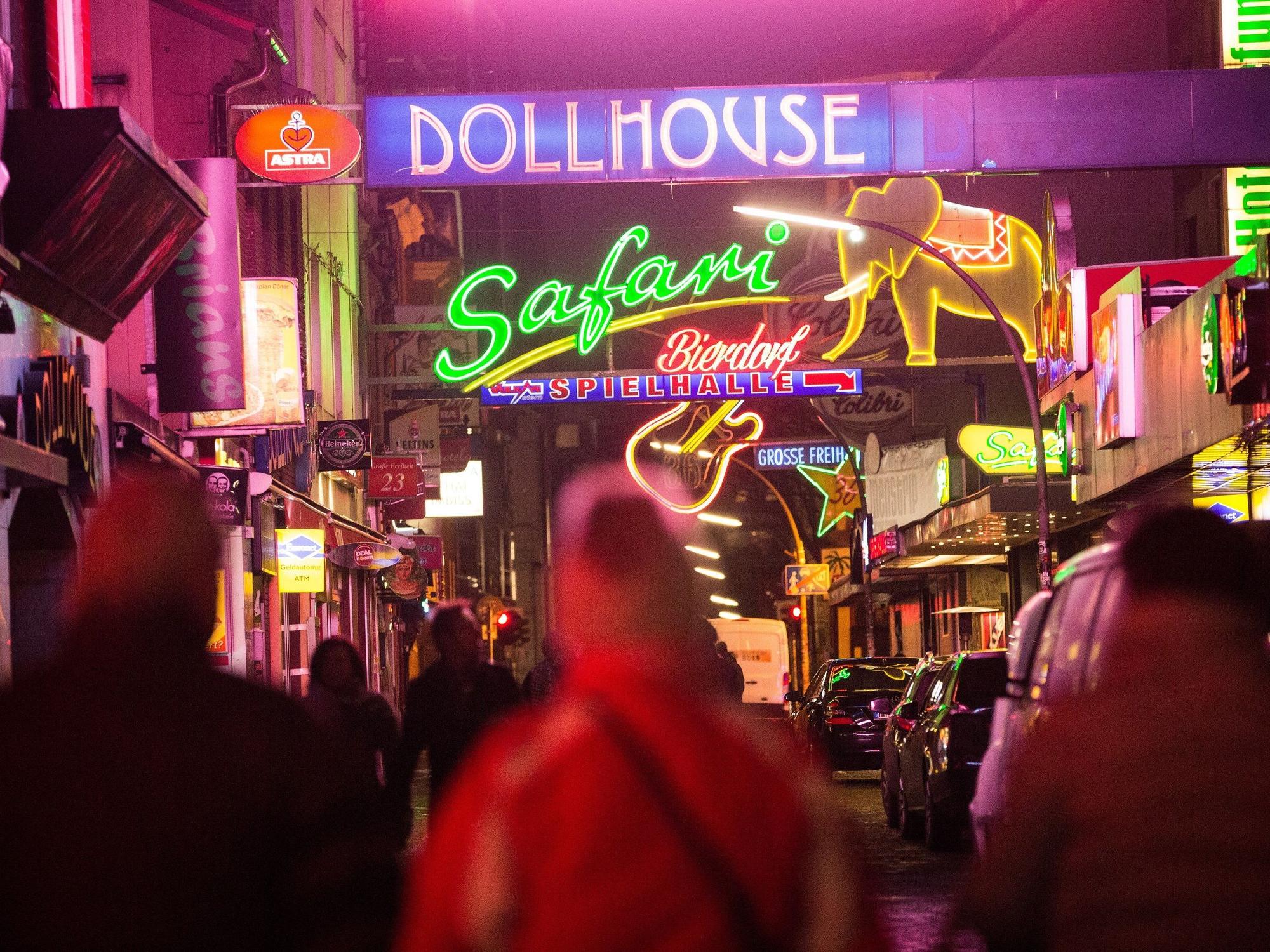 Besucher sind am 6. Januar 2016 in Hamburg auf der Großen Freiheit neben der Reeperbahn unterwegs.
