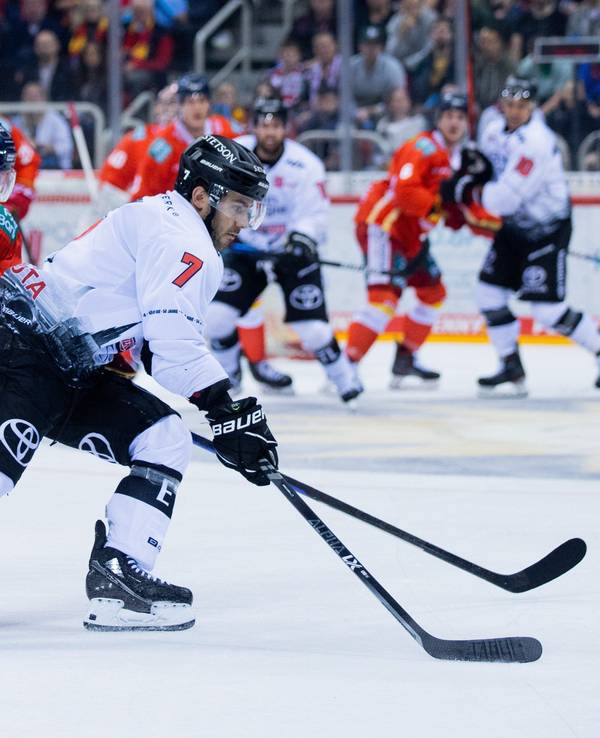 Düsseldorfs Josef Eham (l) und Kölns Nicholas Bailen versuchen an den Puck zu kommen.