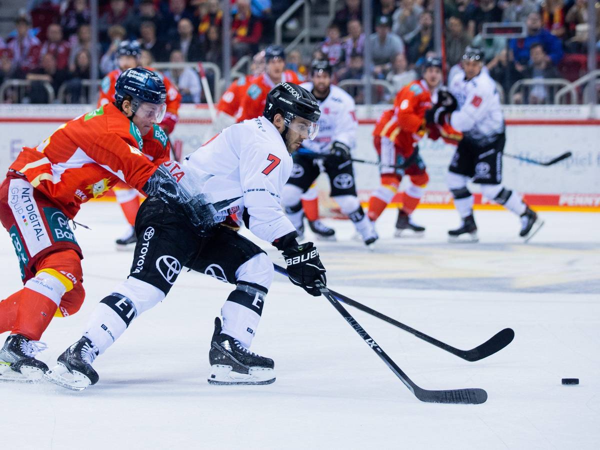 Düsseldorfs Josef Eham (l) und Kölns Nicholas Bailen versuchen an den Puck zu kommen.