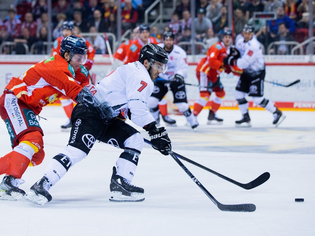 Düsseldorfs Josef Eham (l) und Kölns Nicholas Bailen versuchen an den Puck zu kommen.
