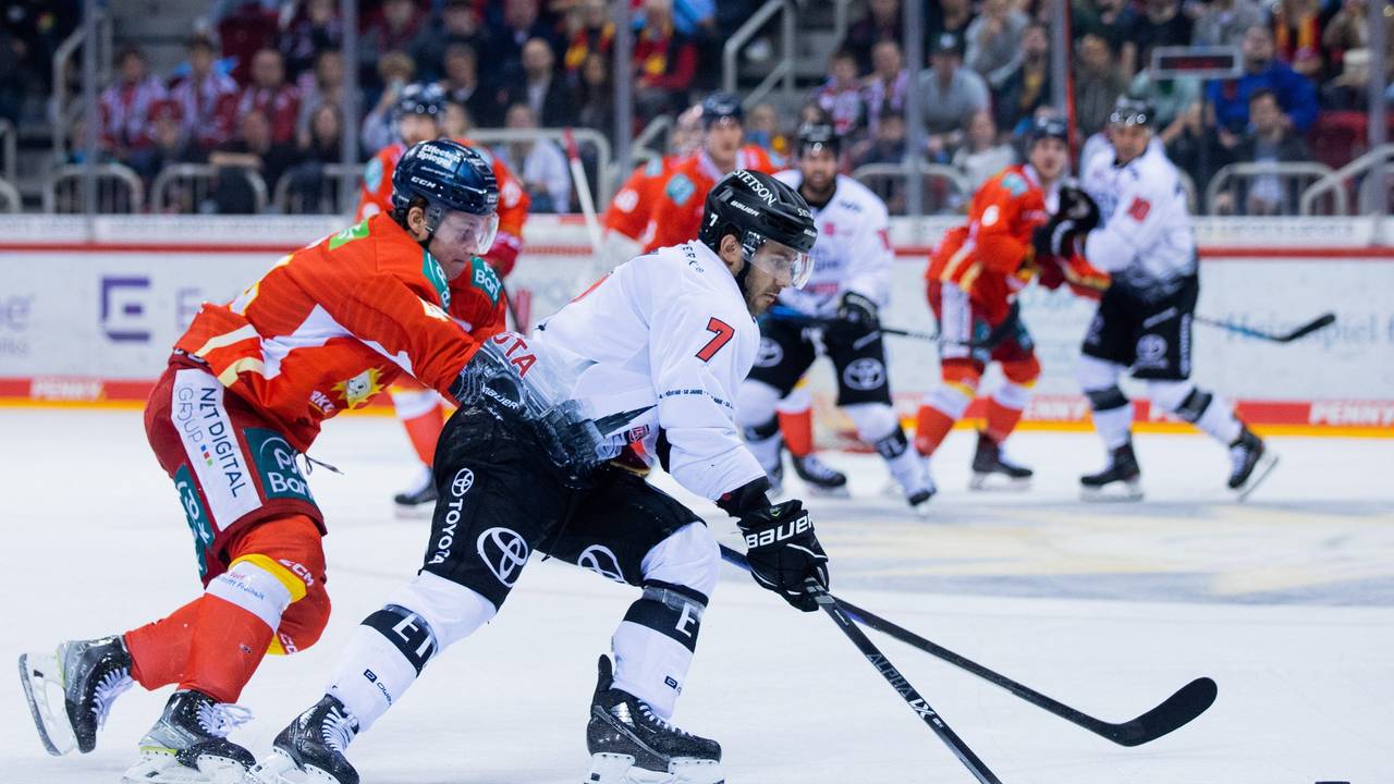 Düsseldorfs Josef Eham (l) und Kölns Nicholas Bailen versuchen an den Puck zu kommen.