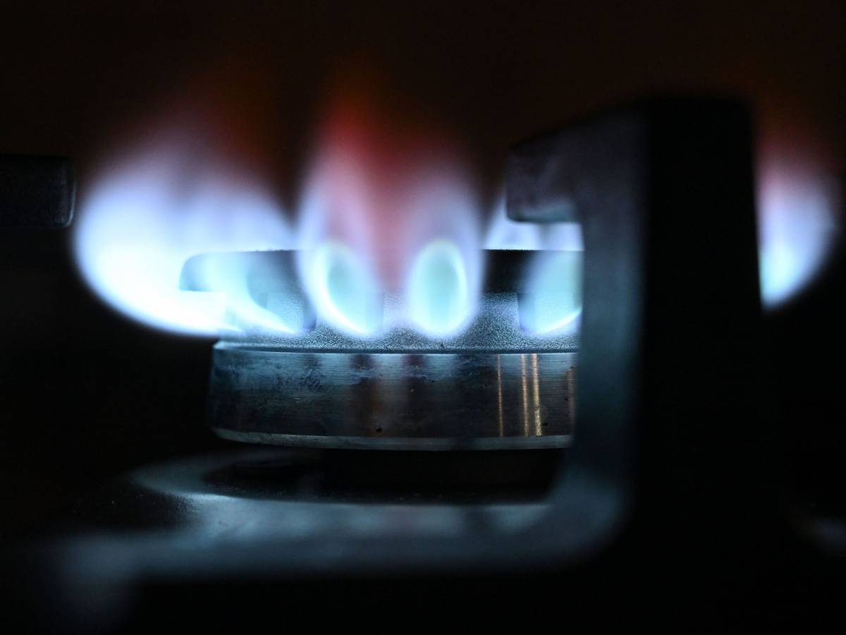 Flammen sind an einem Brenner eines Gasherdes zu sehen.