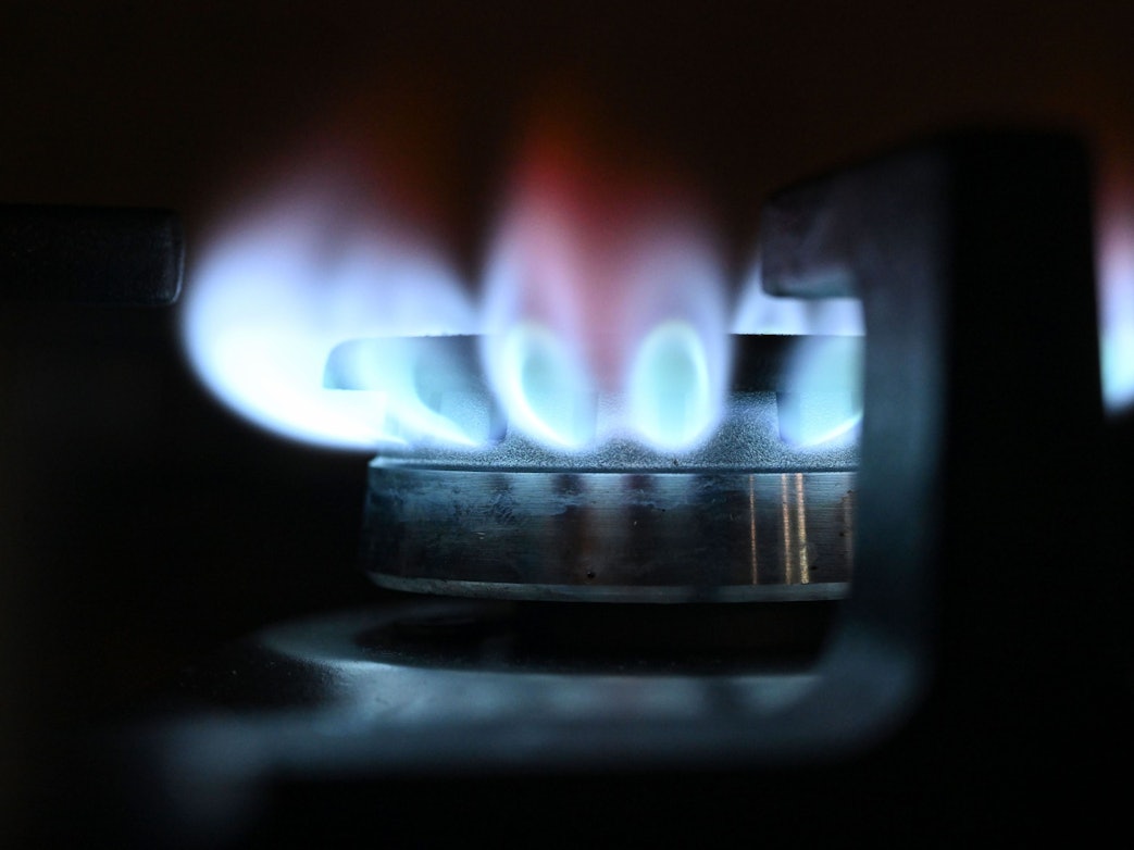 Flammen sind an einem Brenner eines Gasherdes zu sehen.
