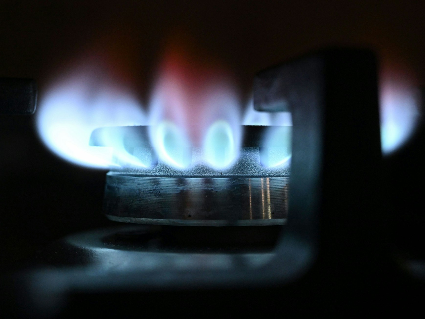 Flammen sind an einem Brenner eines Gasherdes zu sehen.