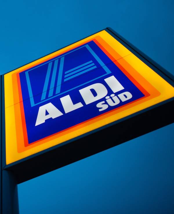 Das Logo von Aldi Süd am 13. Juni 2016 an einer Filiale in München.