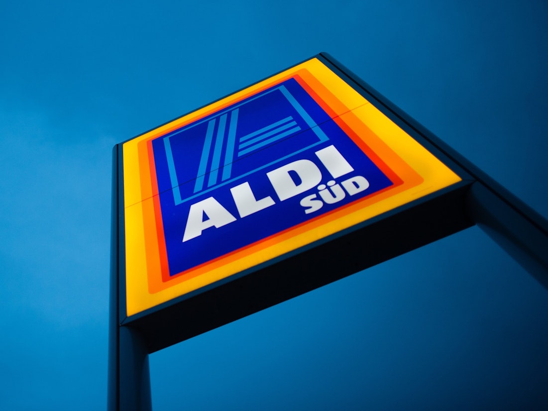 Aldi Süd hat auf den Fund sofort reagiert. Unser Foto zeigt das Aldi-Logo an einer Filiale.