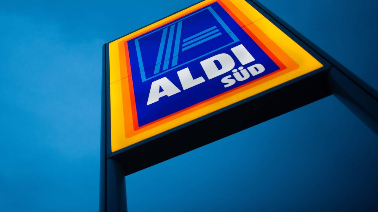 Das Logo von Aldi Süd am 13. Juni 2016 an einer Filiale in München.