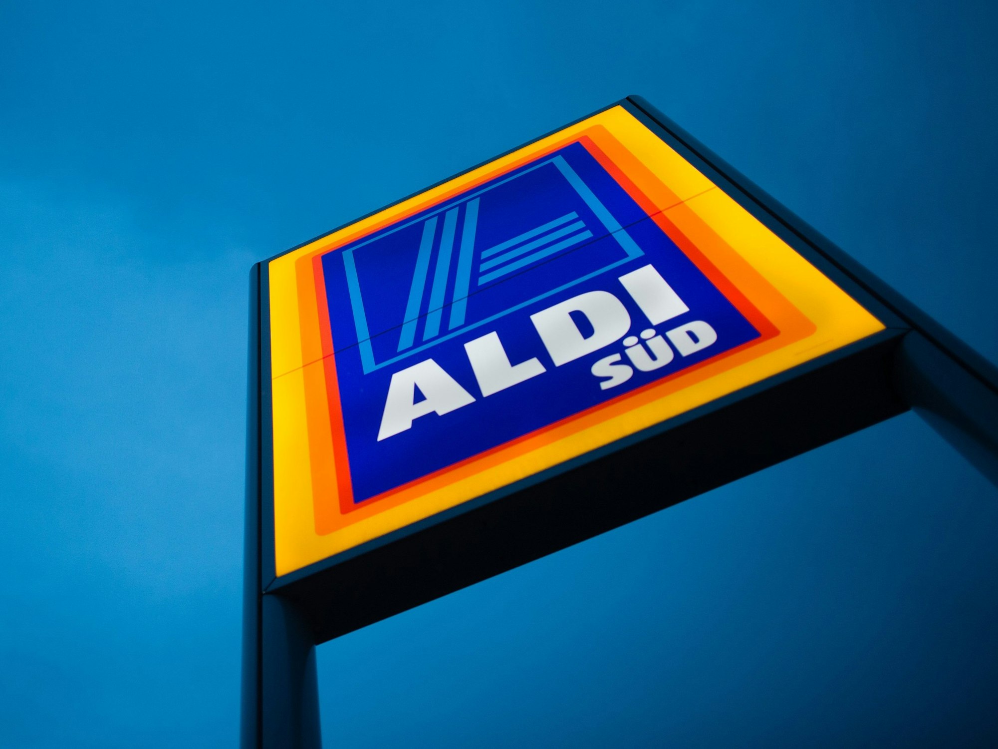Aldi Süd hat auf den Fund sofort reagiert. Unser Foto zeigt das Aldi-Logo an einer Filiale.