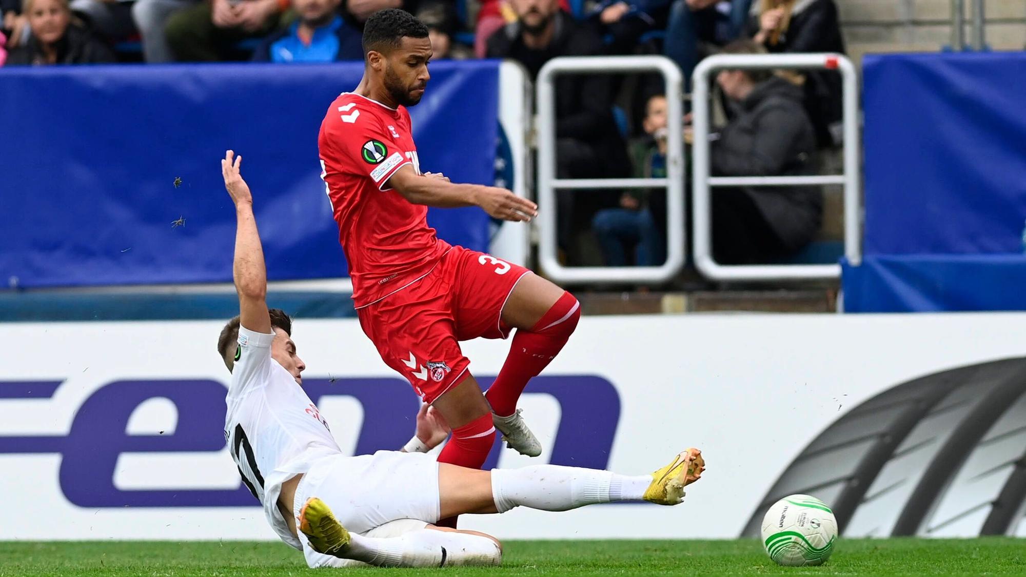 Linton Maina spielte am Freitag (28. Oktober 2022) gegen den 1. FC Slovacko nur 17 Minuten für den 1. FC Köln, musste dann verletzt wieder ausgewechselt werden.