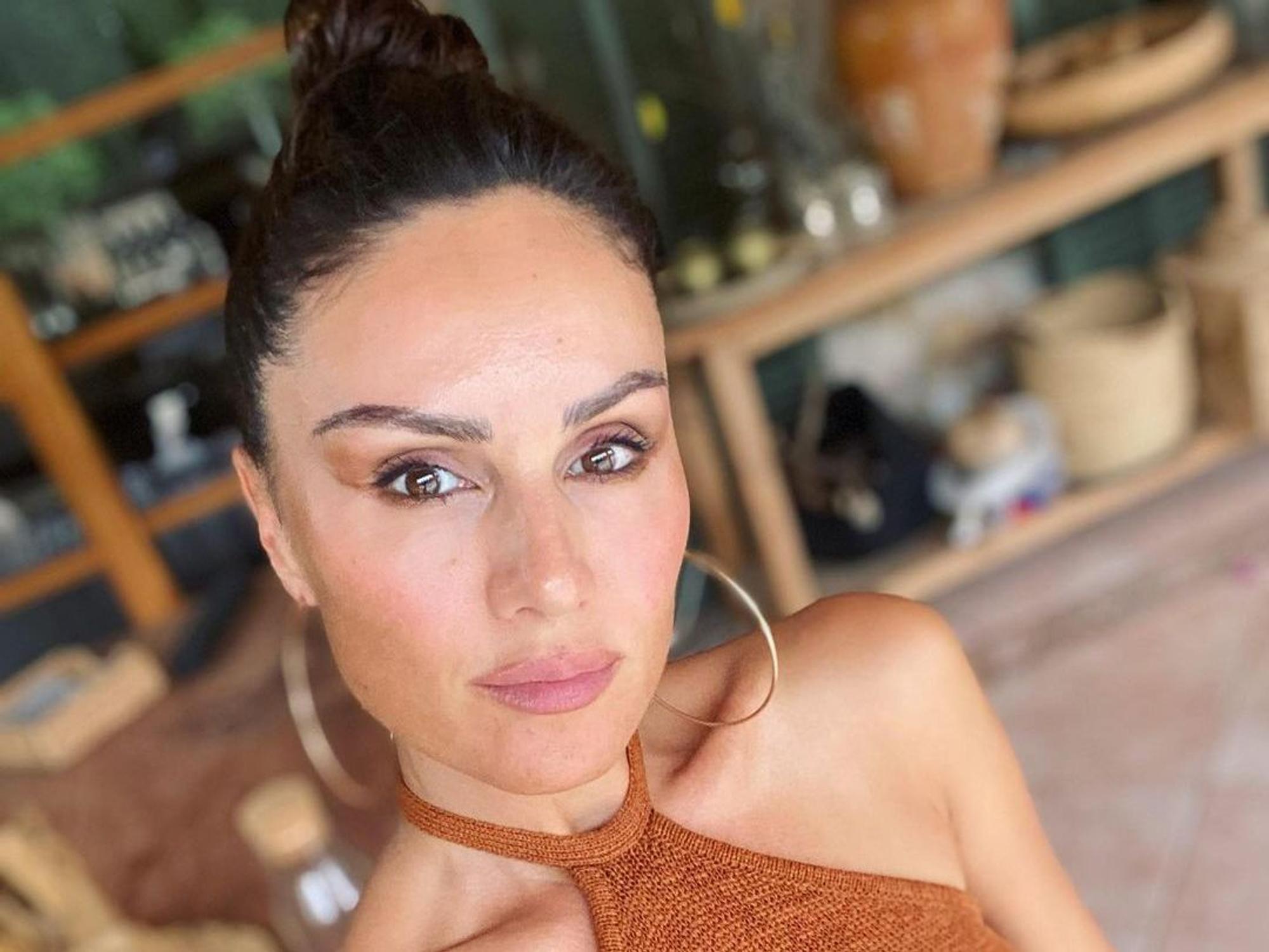 Nazan Eckes schaut bei einem Selfie in die Kamera.