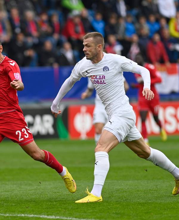 Sargis Adamyan (am Ball) holte am Freitag (28. Oktober 2022) beim 1. FC Slovacko einen Elfmeter für den 1. FC Köln raus.