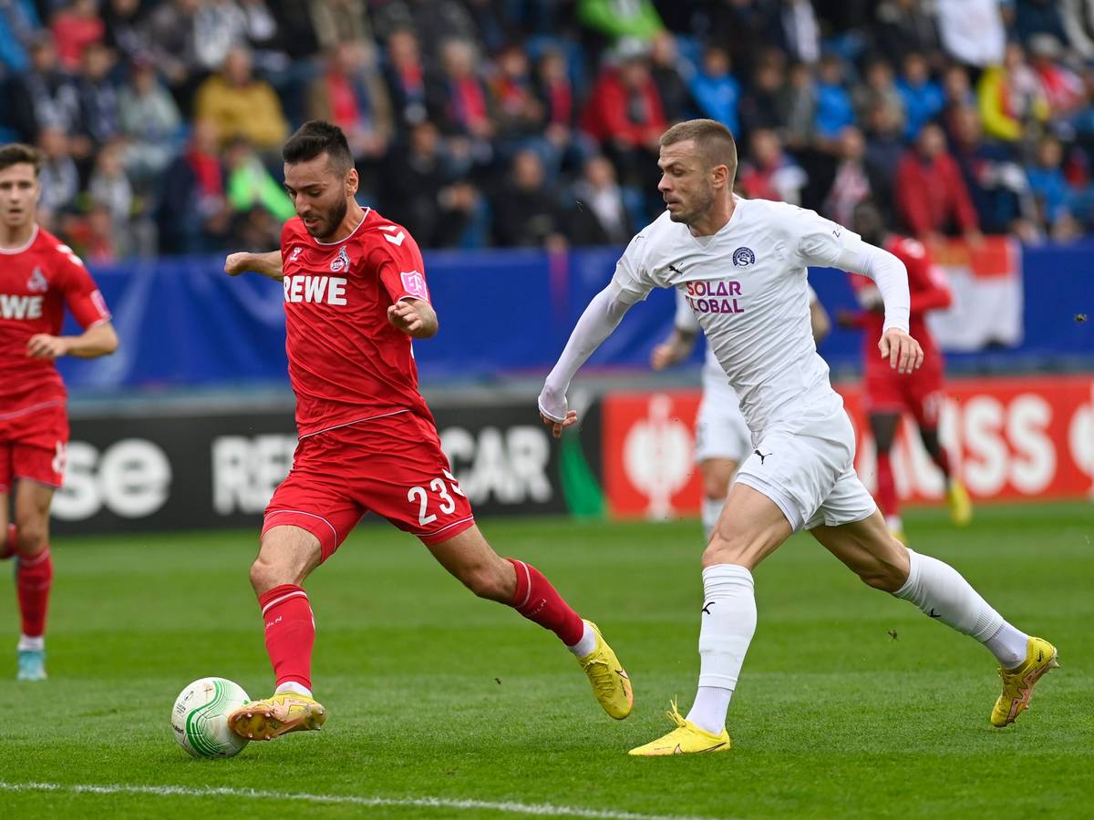 Sargis Adamyan (am Ball) holte am Freitag (28. Oktober 2022) beim 1. FC Slovacko einen Elfmeter für den 1. FC Köln raus.
