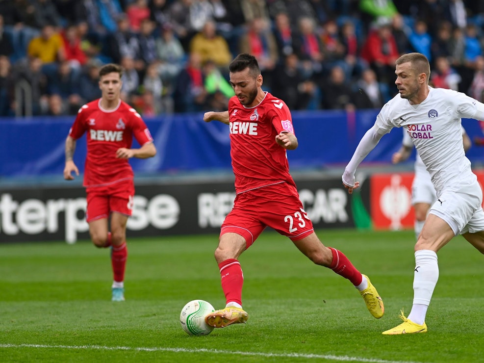 Sargis Adamyan (am Ball) holte am Freitag (28. Oktober 2022) beim 1. FC Slovacko einen Elfmeter für den 1. FC Köln raus.