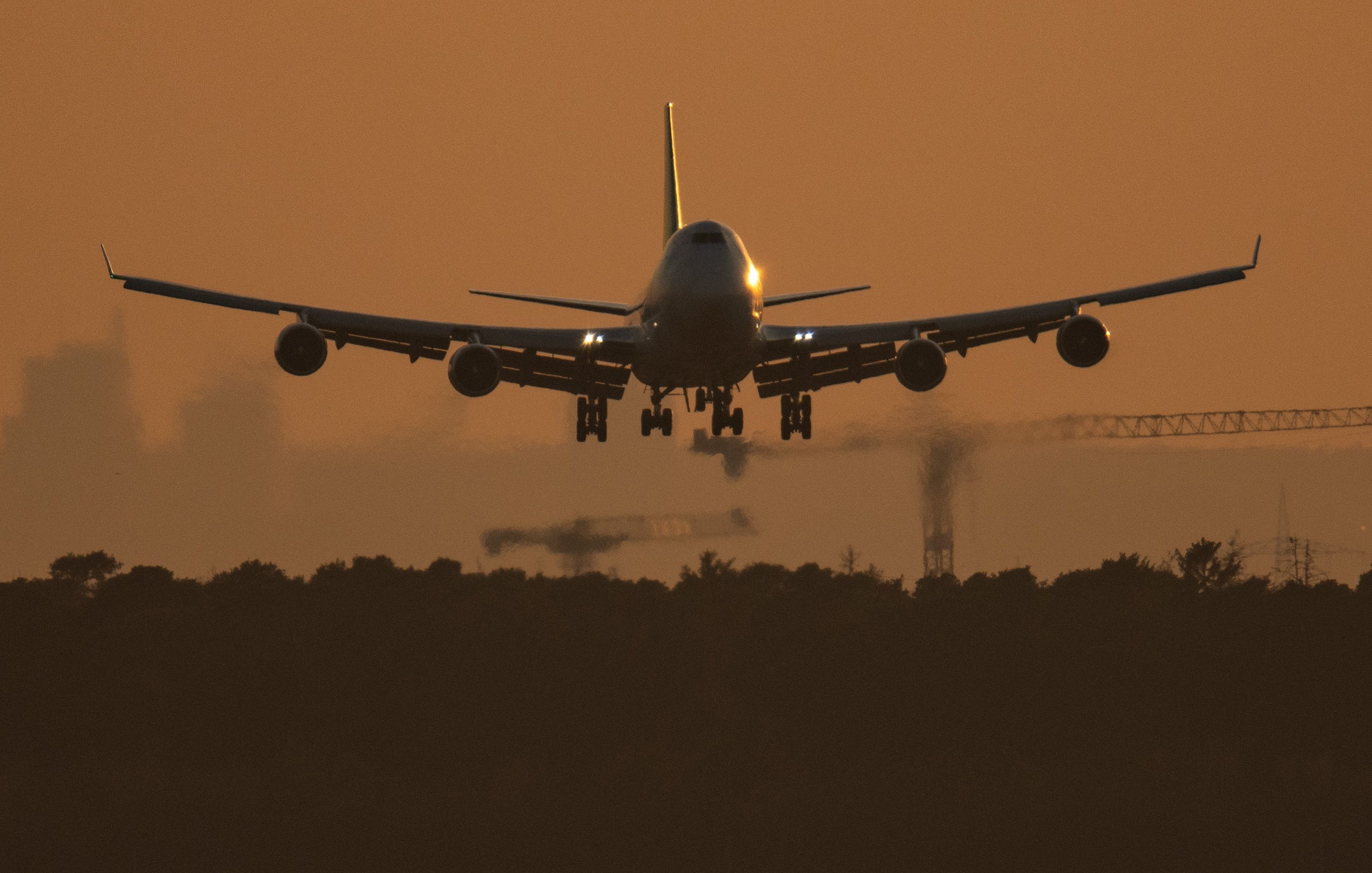 Eine Boeing 747 landet im letzten Licht des Tages auf dem Flughafen Frankfurt.