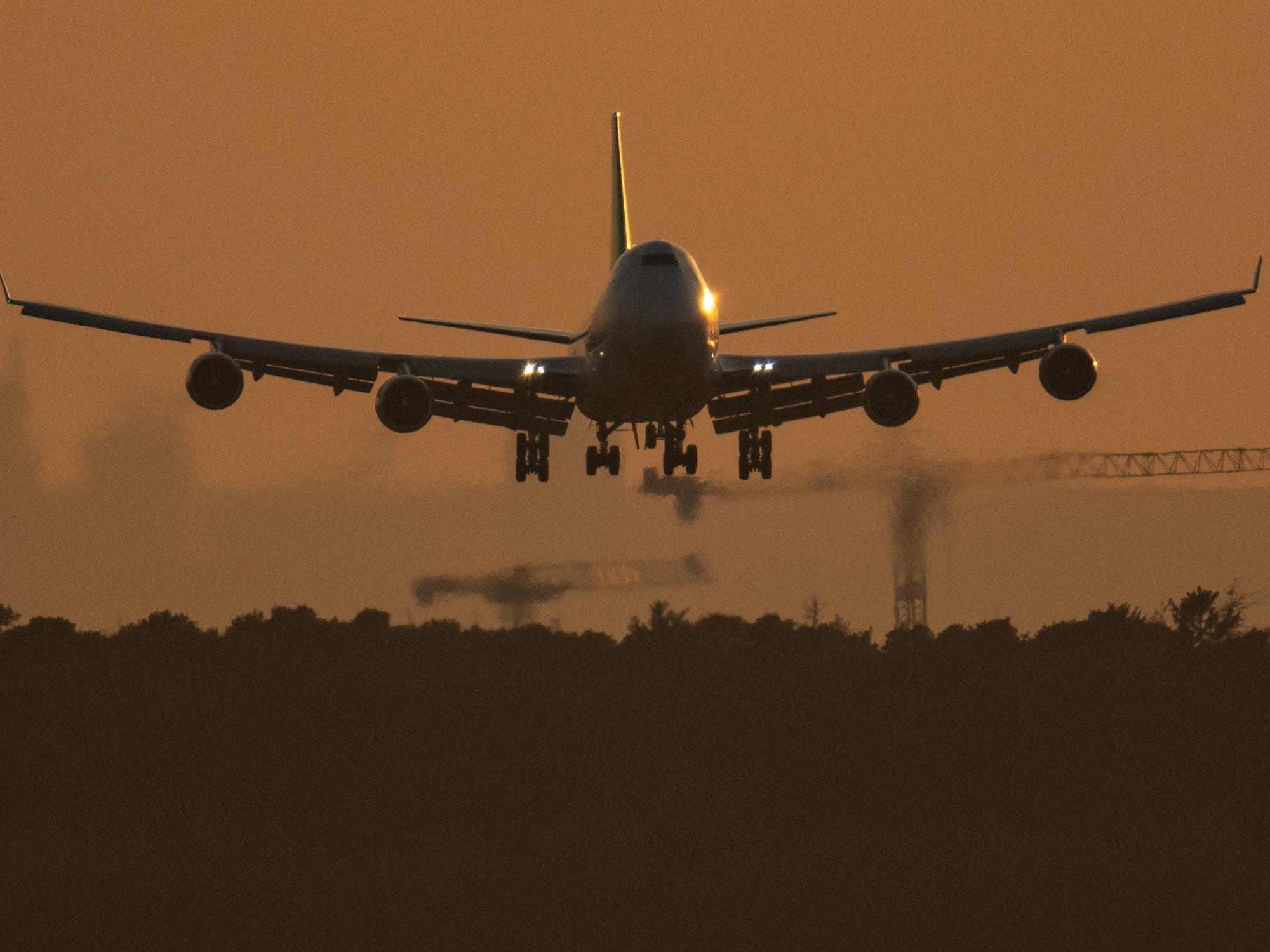 Eine Boeing 747 landet im letzten Licht des Tages auf dem Flughafen Frankfurt.