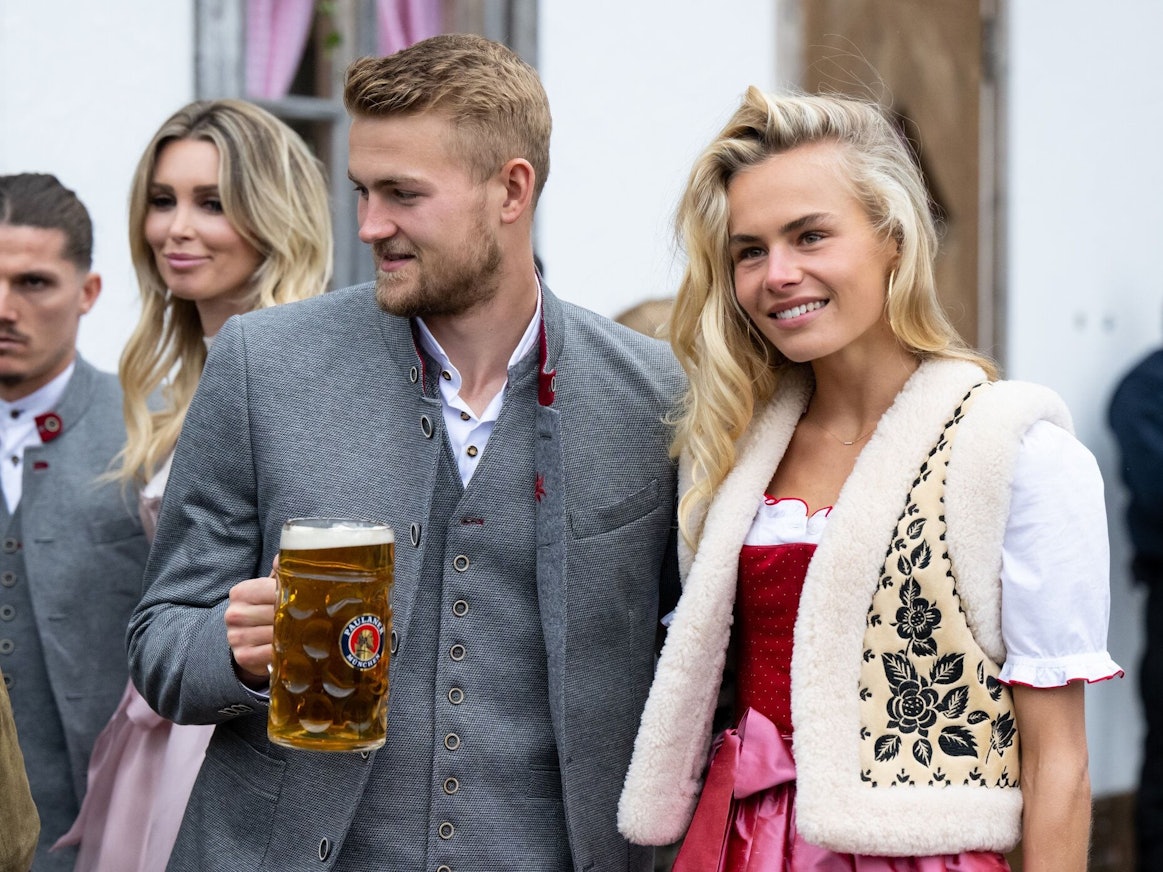 Matthijs de Ligt (l.) am 18. September 2022 mit seiner Freundin Annekee Molemaar auf dem Oktoberfest.