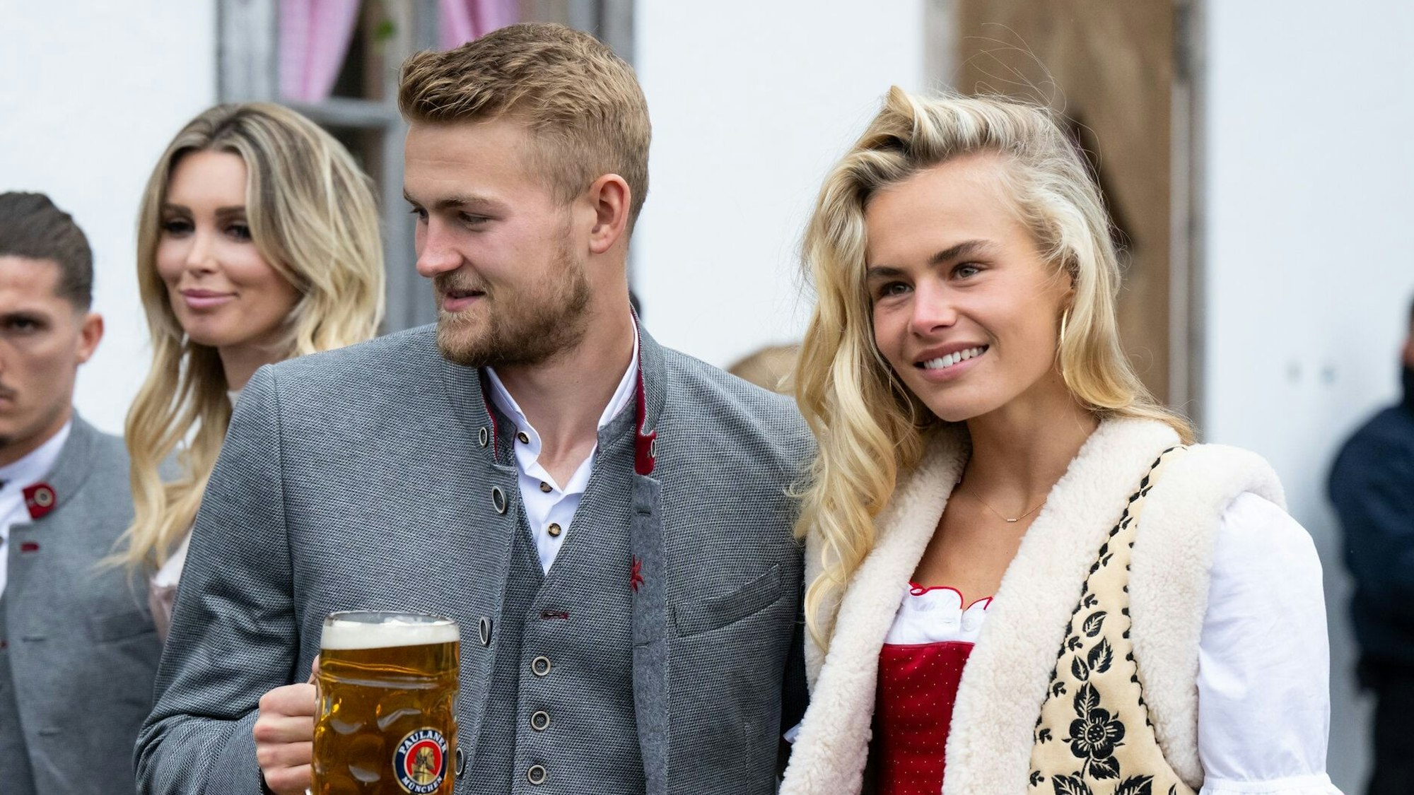 Matthijs de Ligt (l.) am 18. September 2022 mit seiner Freundin Annekee Molemaar auf dem Oktoberfest.