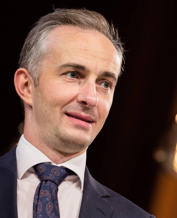 Jan Böhmermann (ZDF Magazin Royal) steht vor der Verleihung des Hanns-Joachim-Friedrichs-Preis 2021 auf der Bühne im Funkhaus.