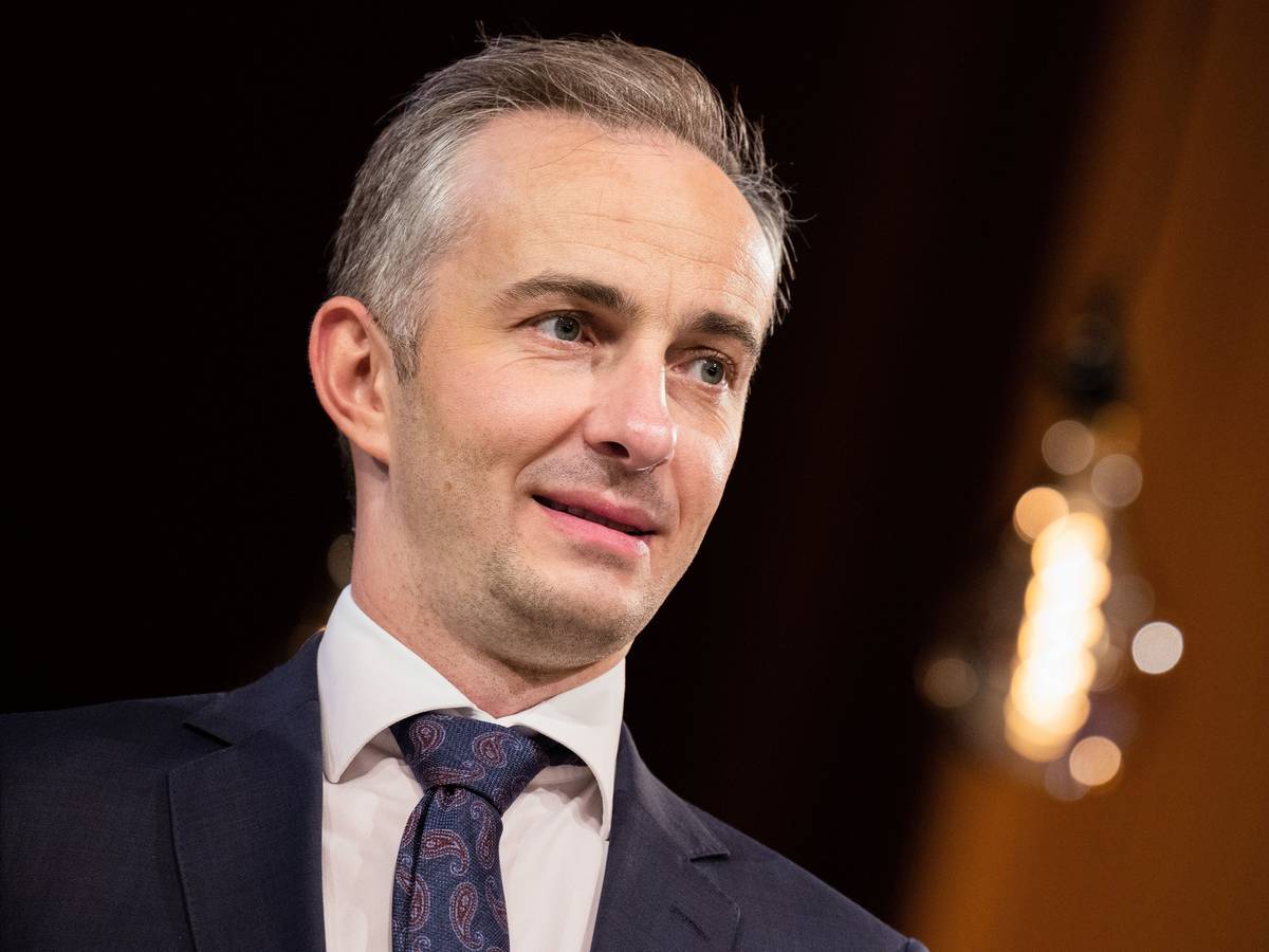 Jan Böhmermann (ZDF Magazin Royal) steht vor der Verleihung des Hanns-Joachim-Friedrichs-Preis 2021 auf der Bühne im Funkhaus.