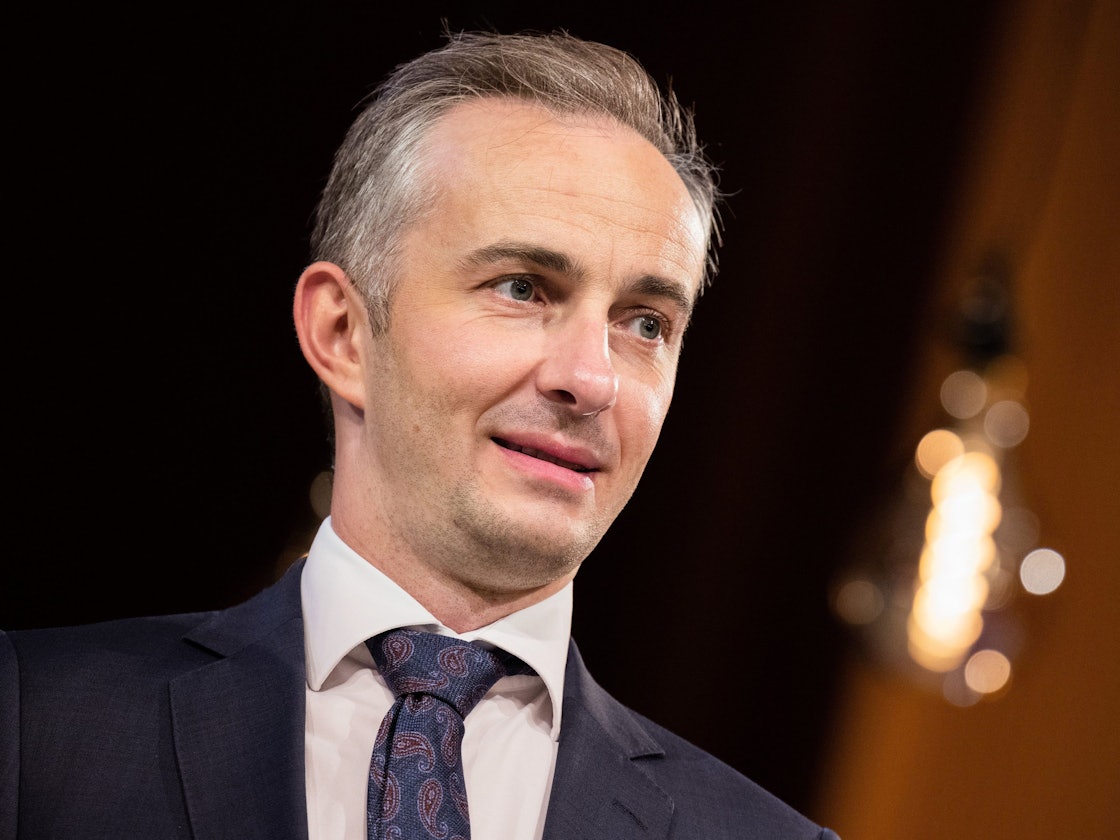 Jan Böhmermann (ZDF Magazin Royal) steht vor der Verleihung des Hanns-Joachim-Friedrichs-Preis 2021 auf der Bühne im Funkhaus.