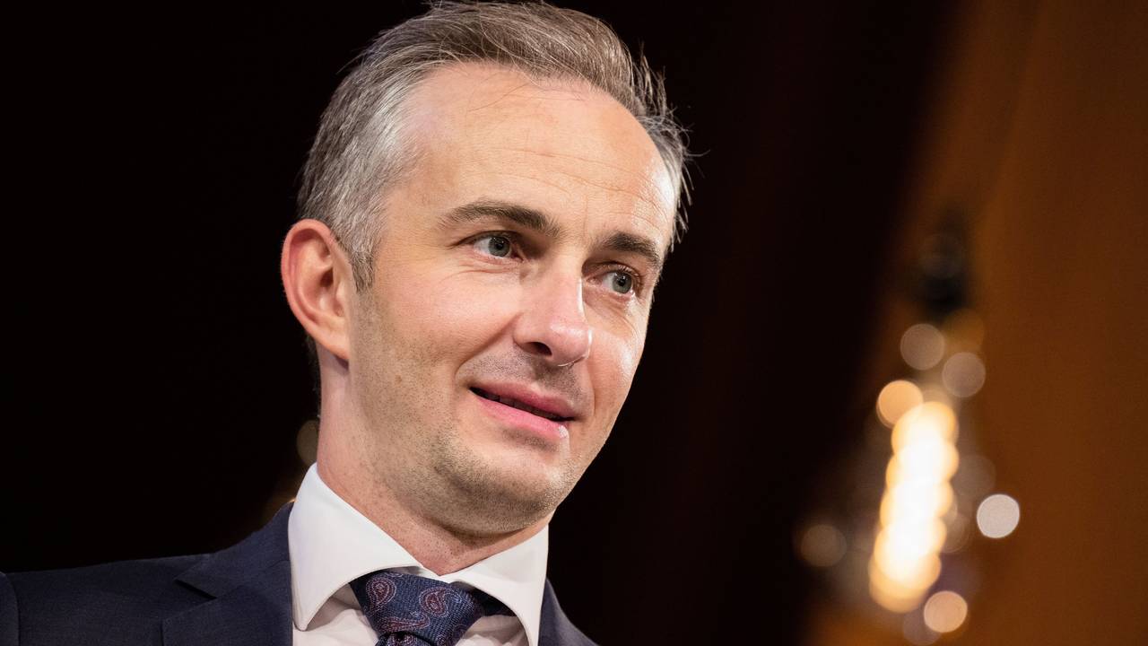 Jan Böhmermann (ZDF Magazin Royal) steht vor der Verleihung des Hanns-Joachim-Friedrichs-Preis 2021 auf der Bühne im Funkhaus.
