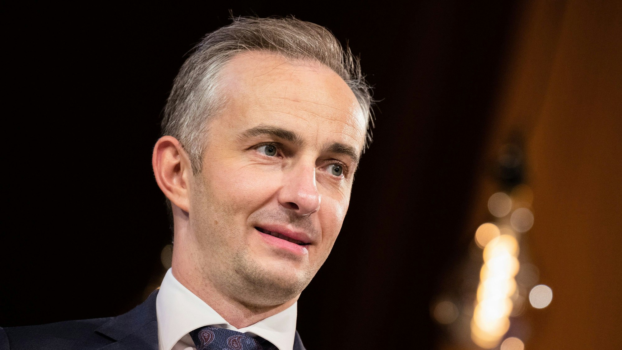 Jan Böhmermann (ZDF Magazin Royal) steht vor der Verleihung des Hanns-Joachim-Friedrichs-Preis 2021 auf der Bühne im Funkhaus.