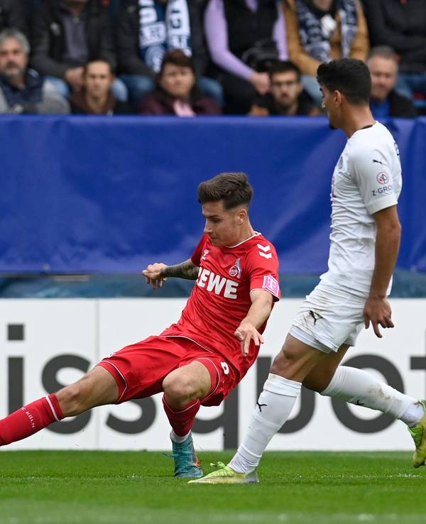 Denis Huseinbasic spielt den Ball