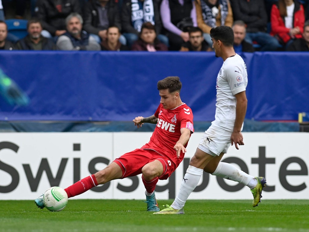 Denis Huseinbasic spielt den Ball