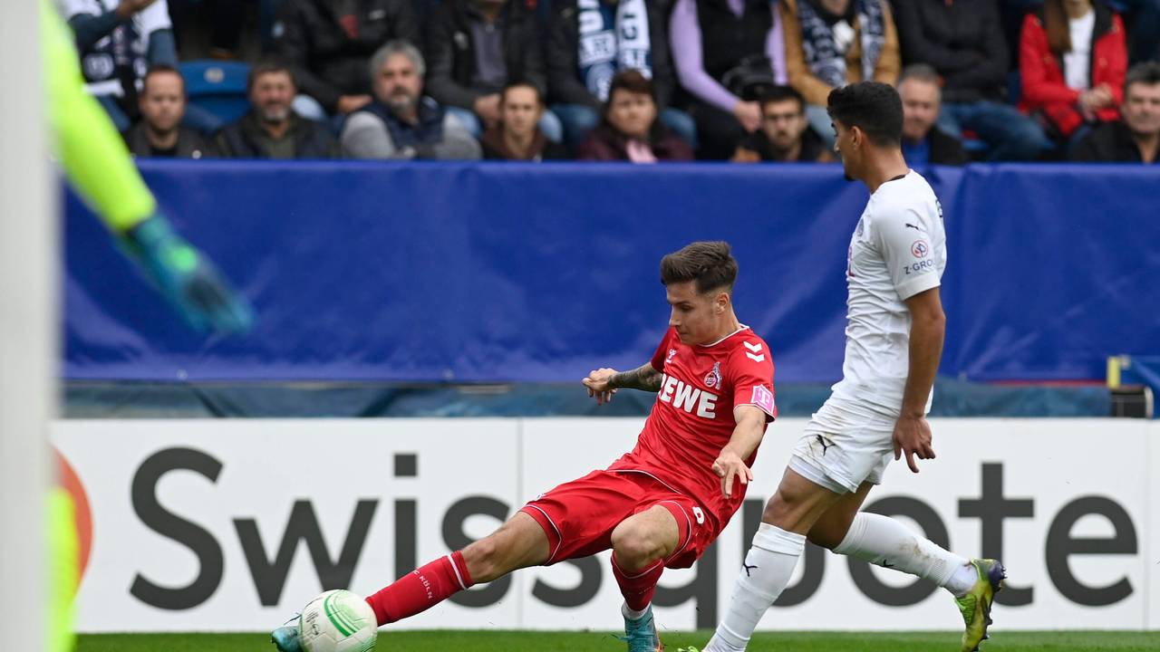 Denis Huseinbasic spielt den Ball