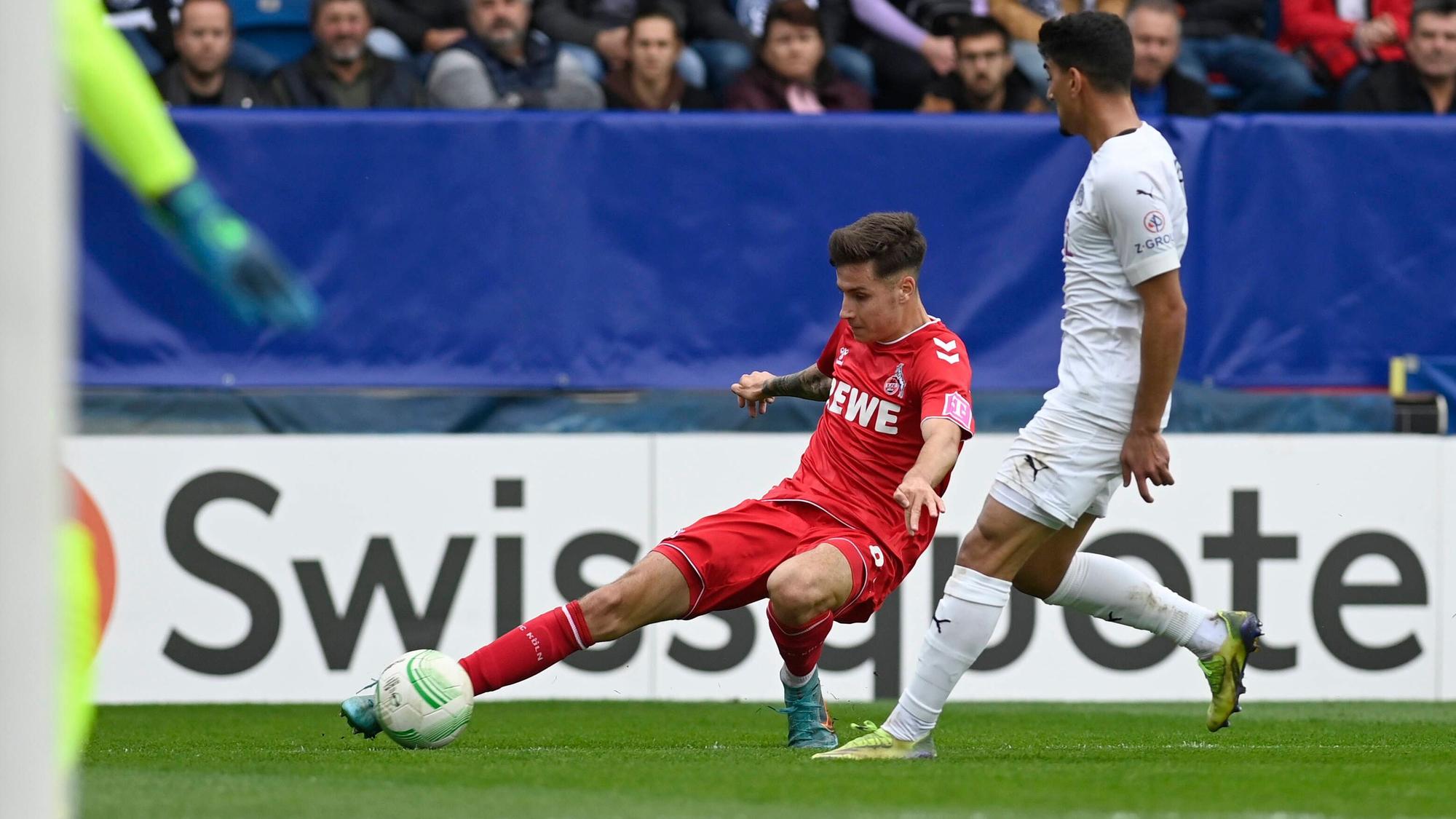 Denis Huseinbasic spielt den Ball