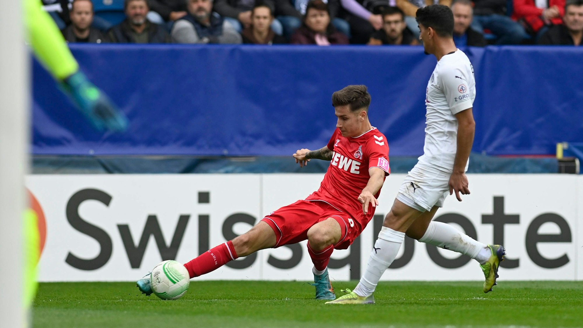 Denis Huseinbasic spielt den Ball