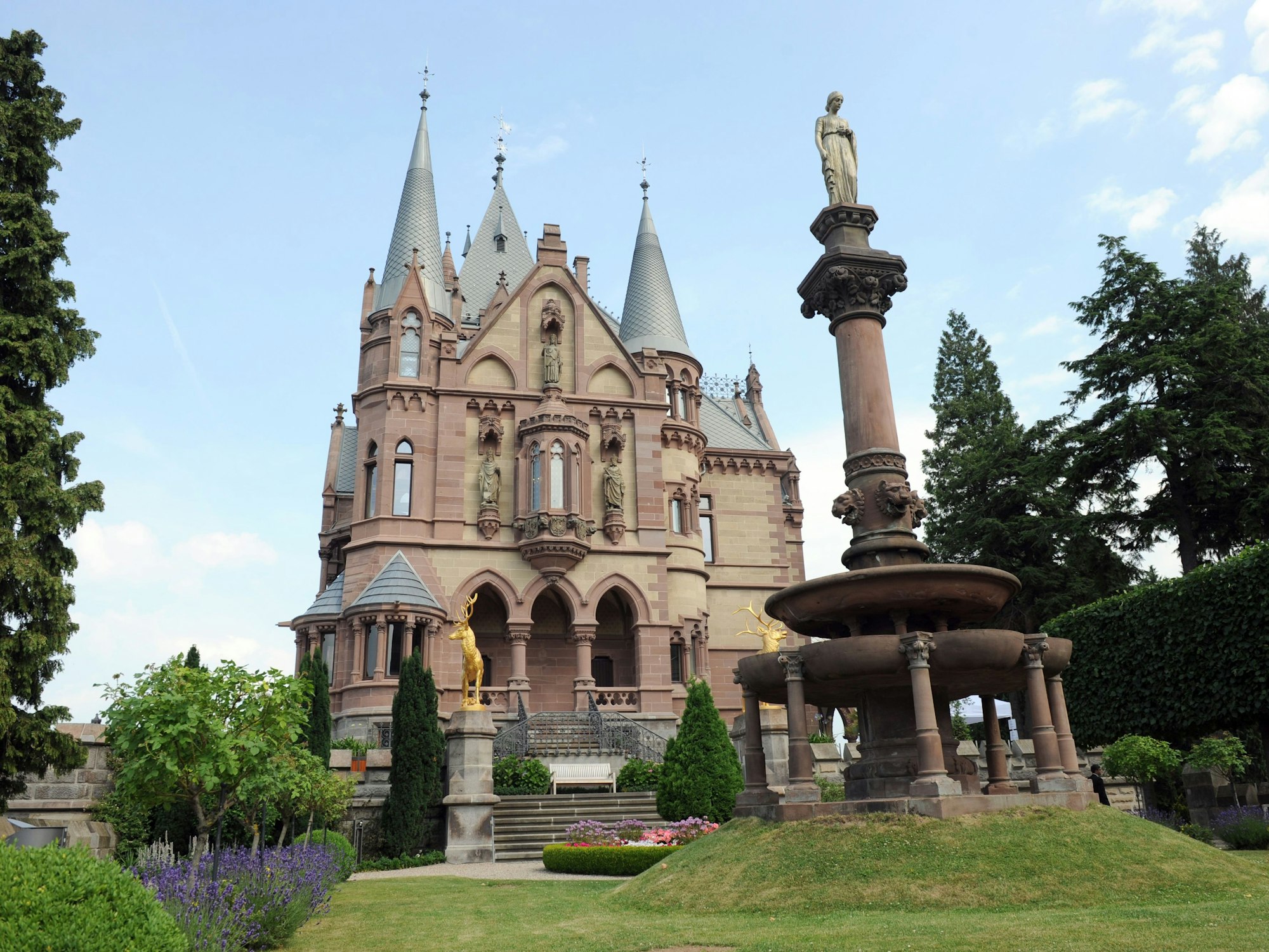 Schloss Drachenburg thront über dem Rhein mit einem atemberaubenden Panoramaausblick.