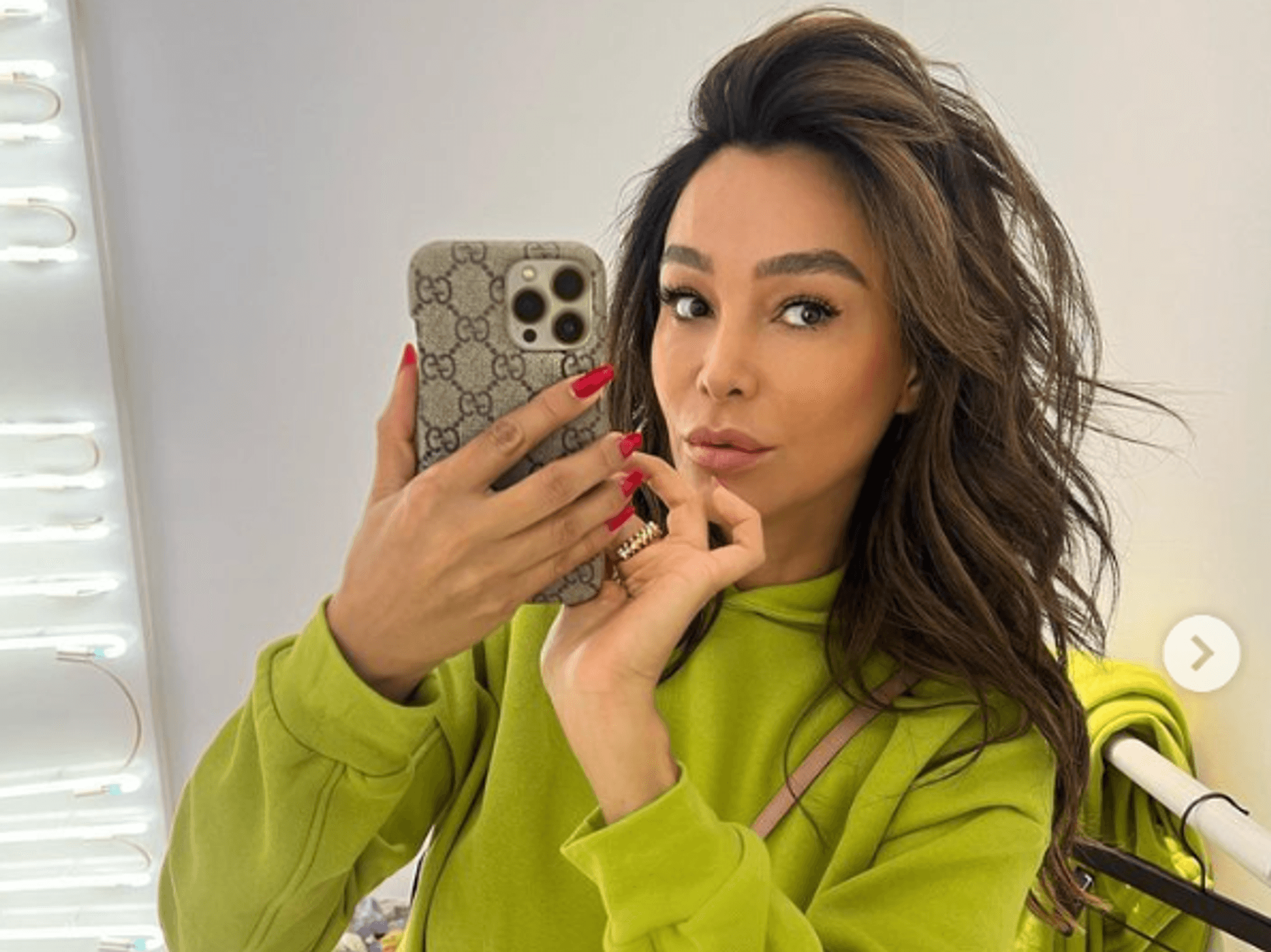 Verona Pooth, hier auf einem Instagram-Selfie vom 15. Oktober 2022, lässt die Herzen ihrer Fans mit verführerischen Schnappschüssen höher schlagen.