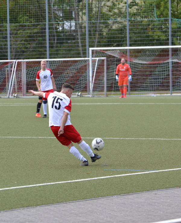 Ein Spieler schießt den Ball in Richtung des gegnerischen Tores.