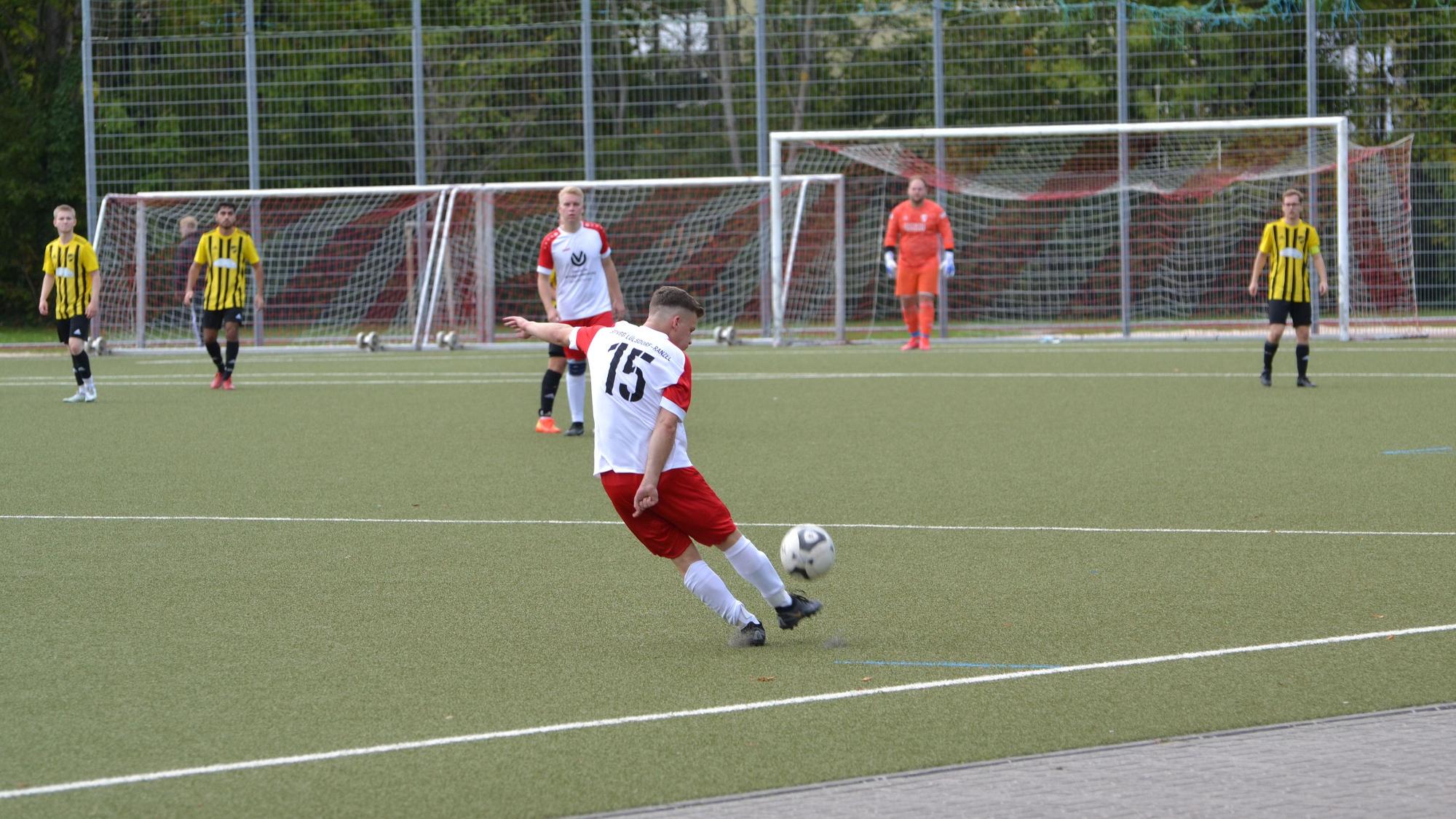 Ein Spieler schießt den Ball in Richtung des gegnerischen Tores.