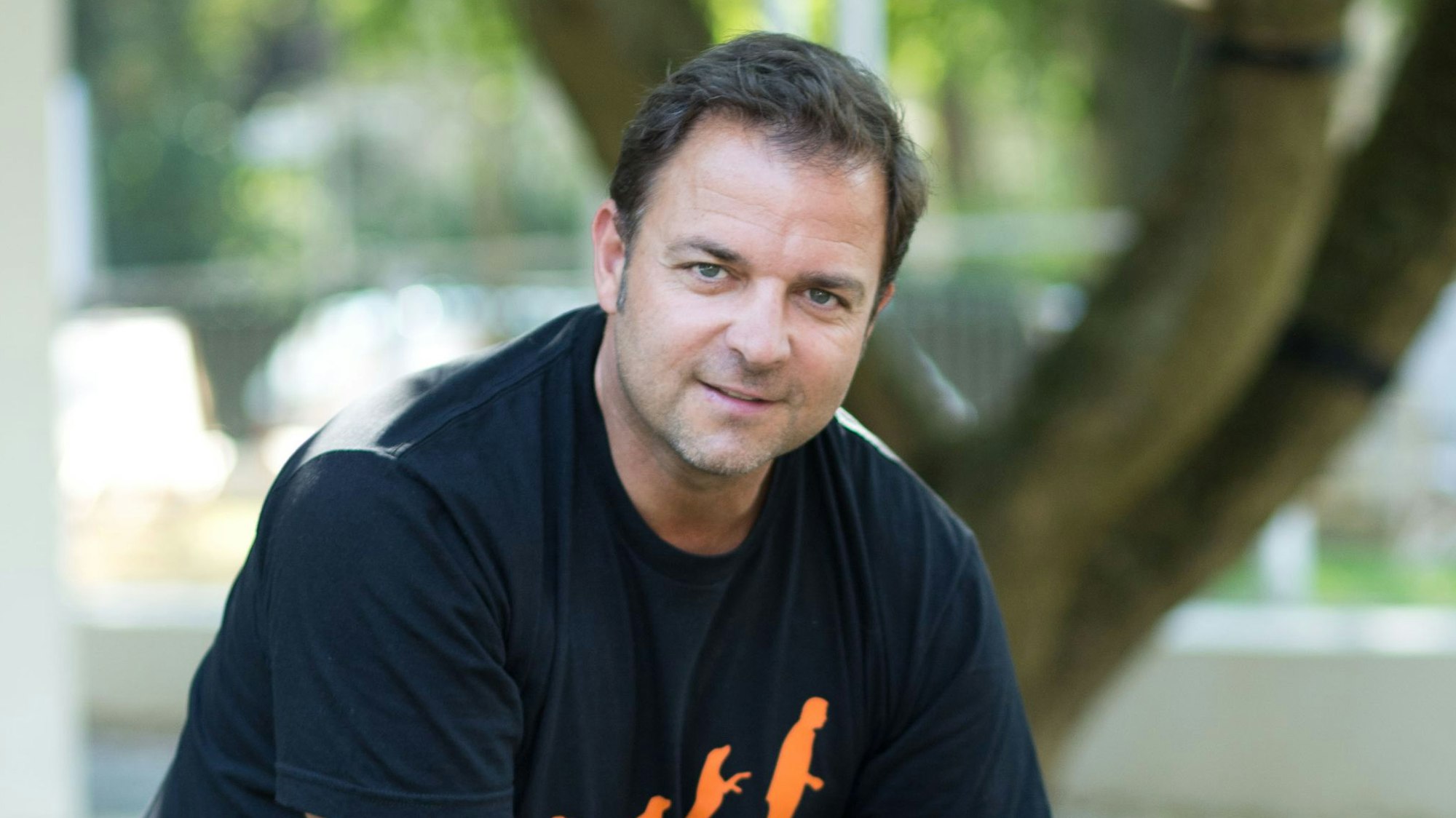 Hundetrainer Martin Rütter posiert für die Kameras.
