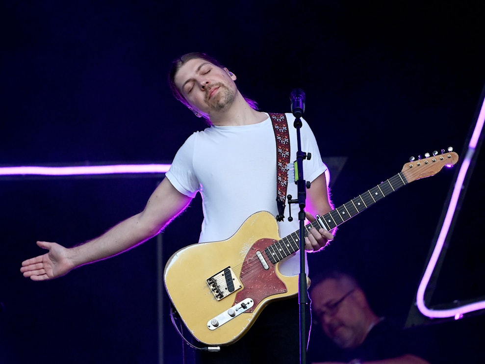 Der Sänger Philipp Poisel steht beim Auftakt der Strandkorb Open Air Tour Berlin-Brandenburg auf der Rennbahn Hoppegarten auf der Bühne.