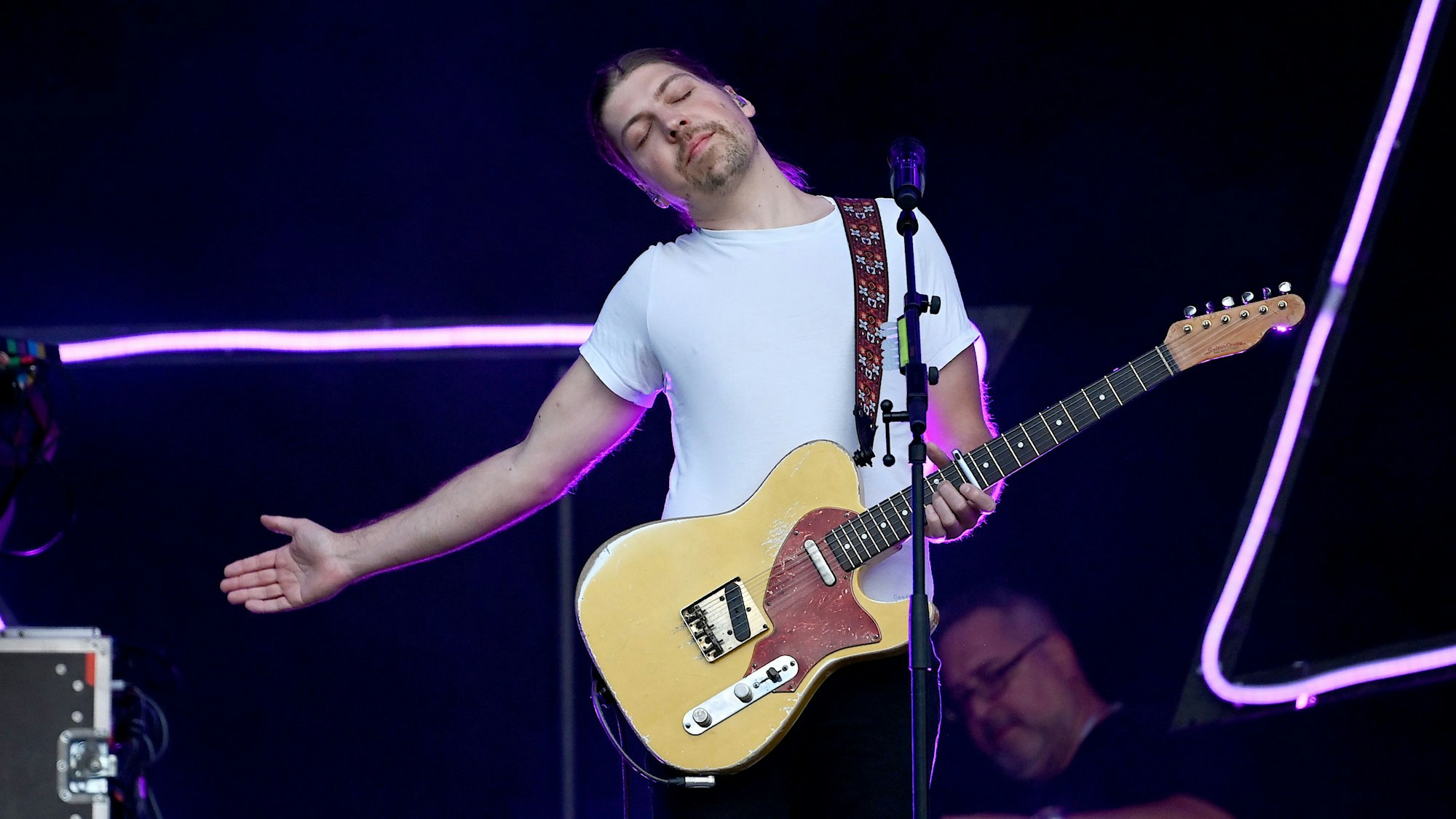 Der Sänger Philipp Poisel steht beim Auftakt der Strandkorb Open Air Tour Berlin-Brandenburg auf der Rennbahn Hoppegarten auf der Bühne.