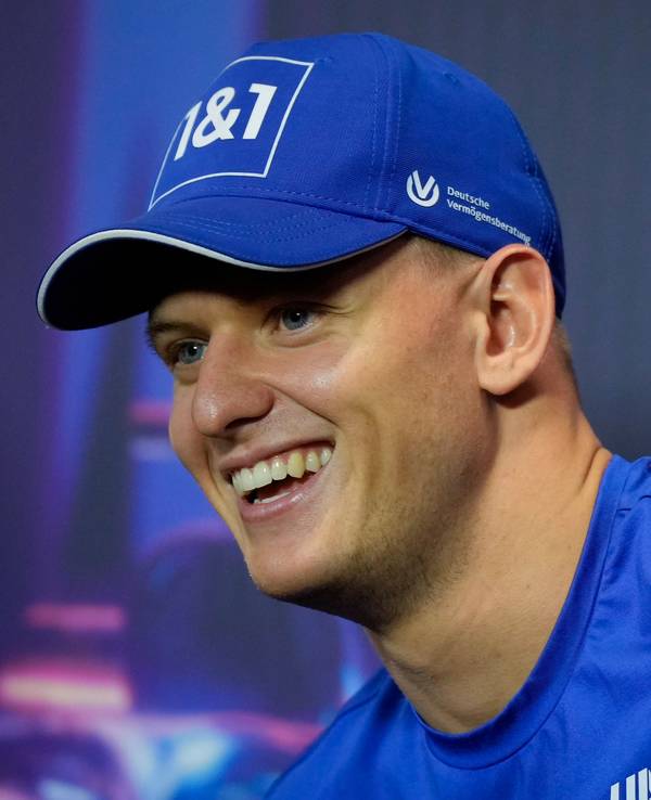 Mick Schumacher, Haas-Pilot aus Deutschland, spricht auf dem Marina Bay City Circuit zu den Medien.