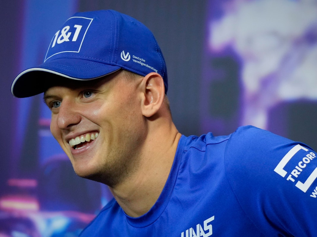 Mick Schumacher, Haas-Pilot aus Deutschland, spricht auf dem Marina Bay City Circuit zu den Medien.