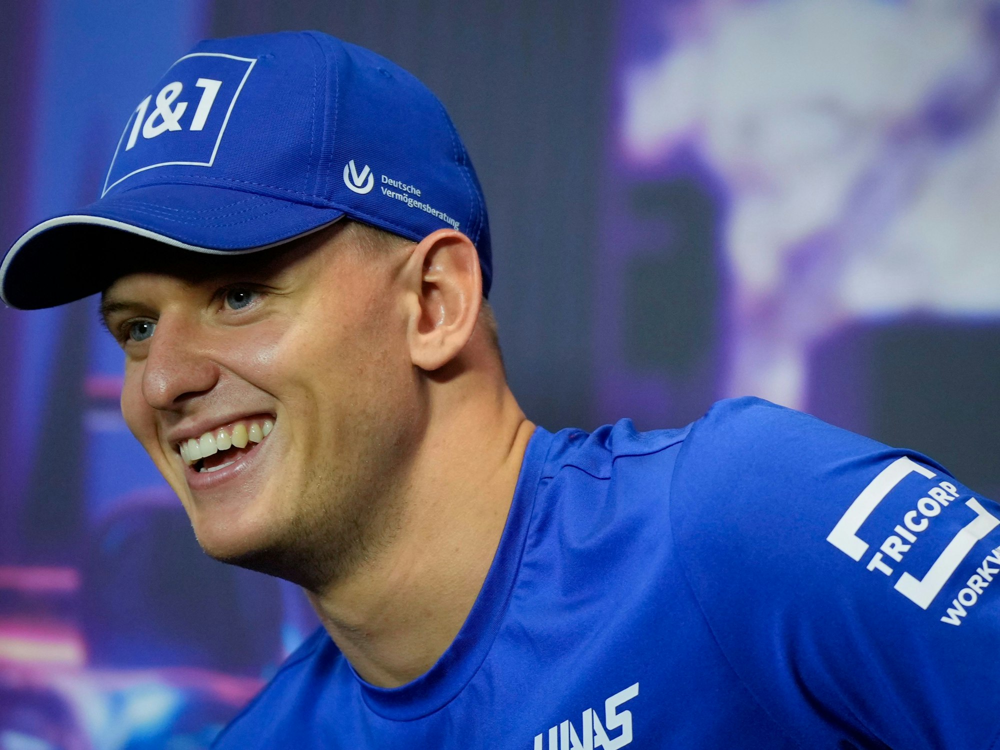 Mick Schumacher, Haas-Pilot aus Deutschland, spricht auf dem Marina Bay City Circuit zu den Medien.