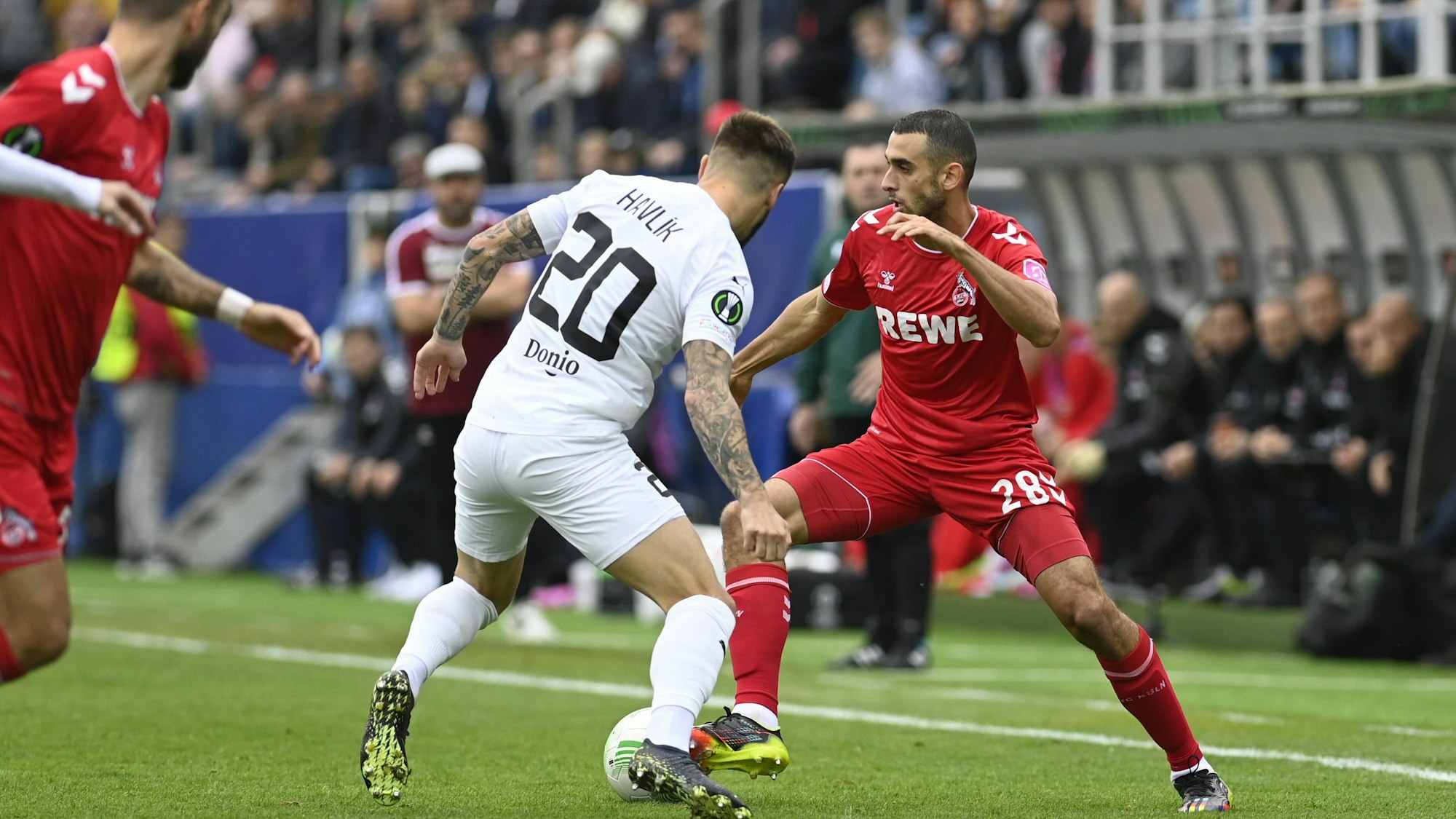 Kölns Ellyes Skhiri (r.) behauptet am Freitag (28. Oktober 2022) gegen SLovackos Marek Havlik den Ball.