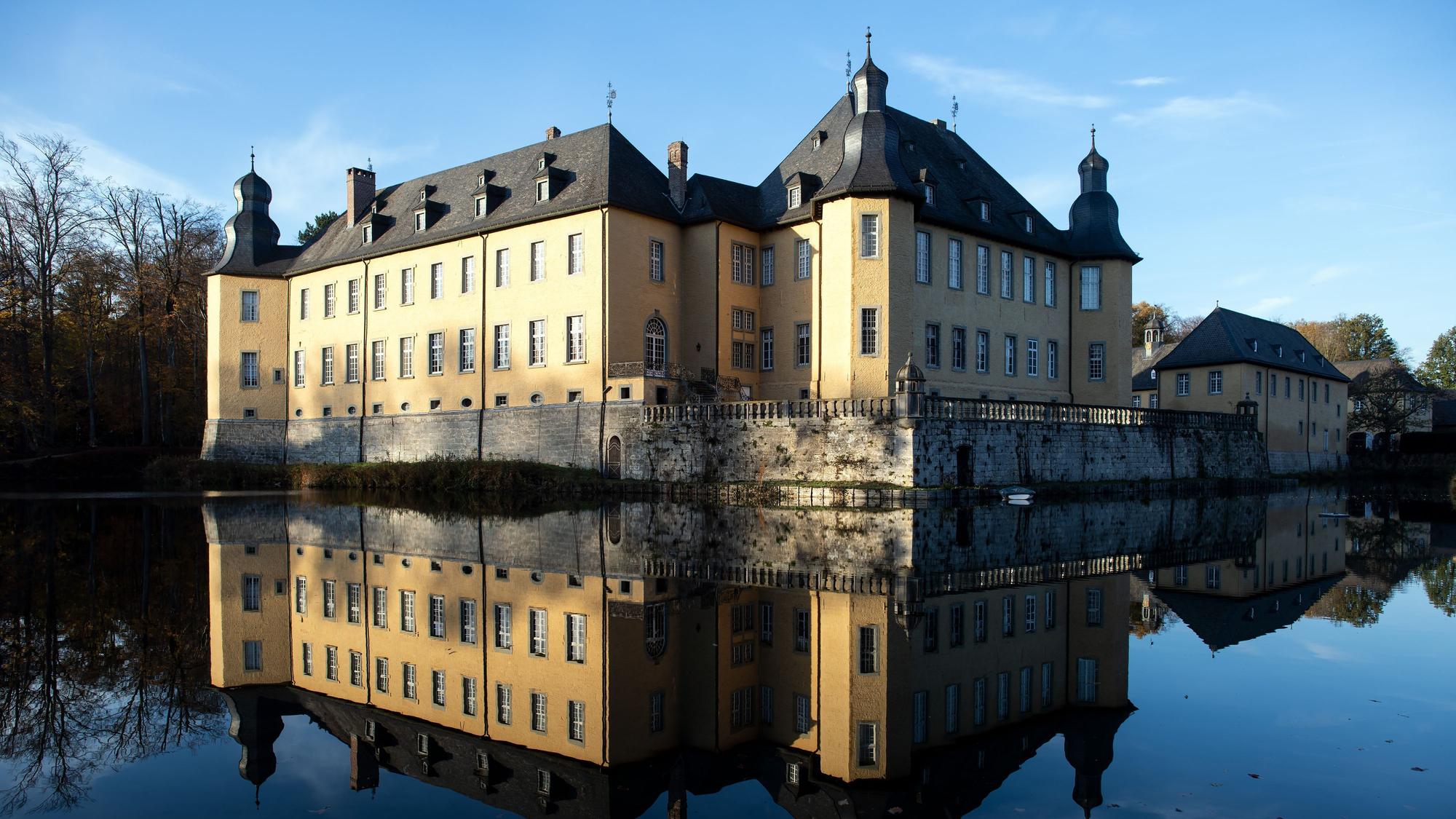Das Wasserschloss Dyck beeindruckt mit seiner Parkanlage sowie zahlreichen Veranstaltungen.