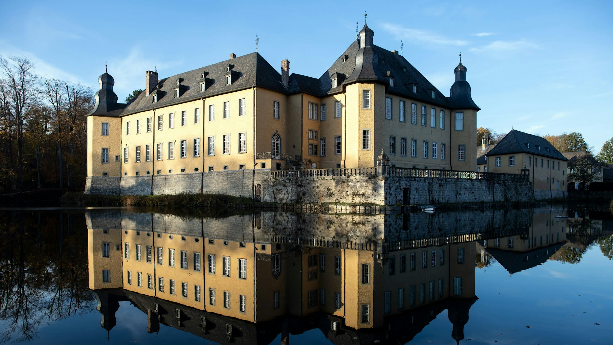 Das Wasserschloss Dyck beeindruckt mit seiner Parkanlage sowie zahlreichen Veranstaltungen.