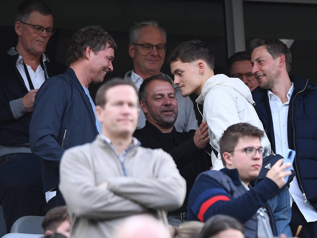 V.l.n.r.: Marcus Sorg (Co-Trainer Deutschland), Hansi Flick (Bundestrainer) und Florian Wirtz (Bayer Leverkusen).